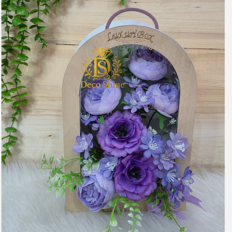 باکس گل تقدیمی دسته دار هلالی (3 رنگ) پر گل